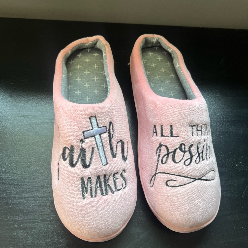 “FAITH MAKES ALL THINGS POSSIBLE “ LADIES SLIPPERS SZ 6.5-7.5. NWOT